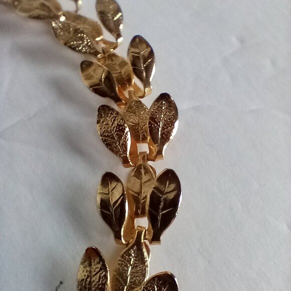 Absolutely STUNNING Unique Vintage 3D Goldtone Flower Necklace - Picture 5 of 9